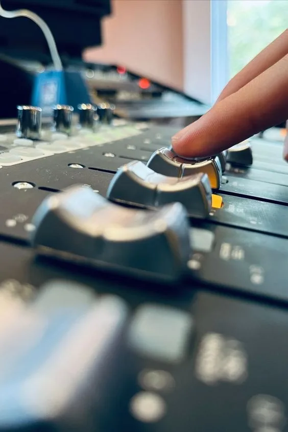 Phần này chứa: Mixing controller with faders in a recording studio