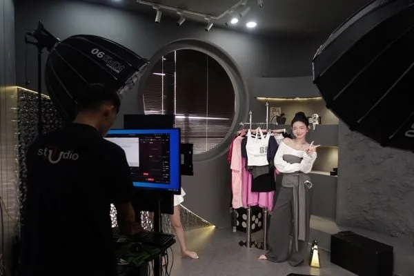 lap-dat-phong-livestream-thoi-trang-nen-dau-tu-thiet-bi-gi