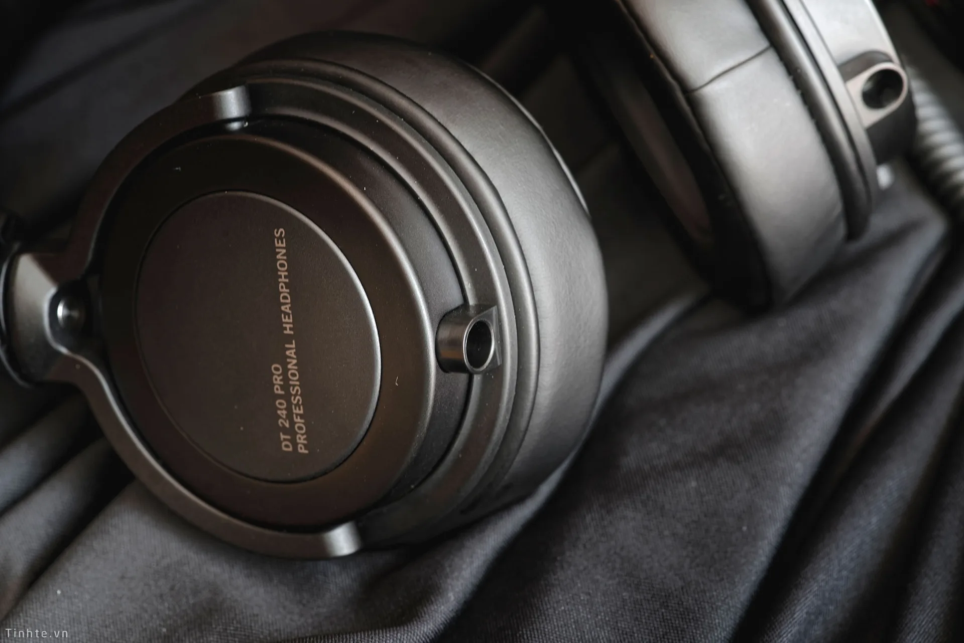 Tai nghe kiểm âm Beyerdynamic DT 240 Pro - Headphone Studio