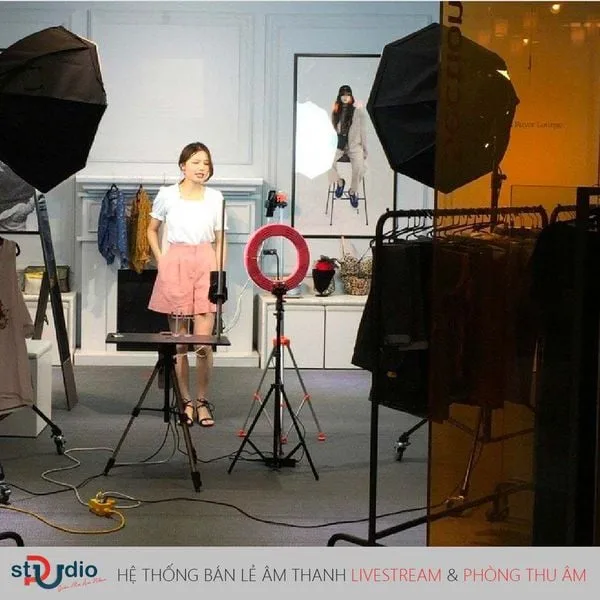 phòng livestream quần áo