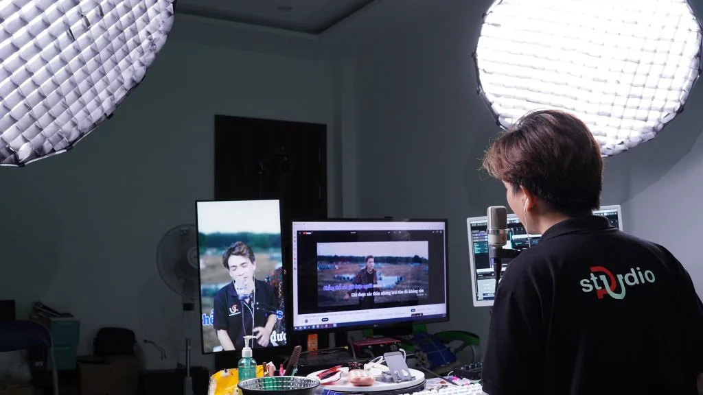 tai-sao-can-mua-den-led-chuan-studio