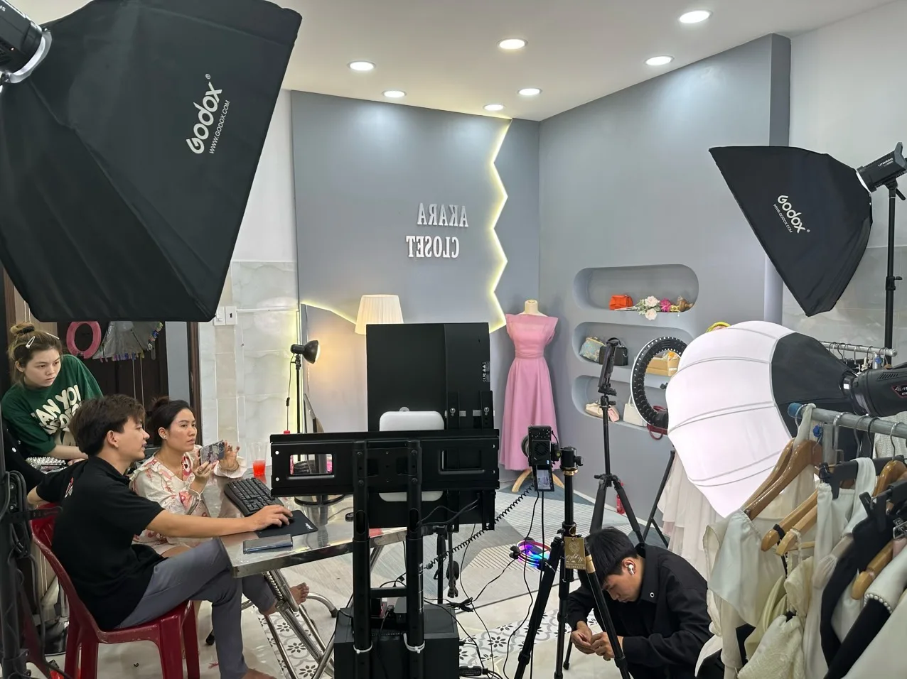 tai-sao-can-mua-den-led-chuan-studio