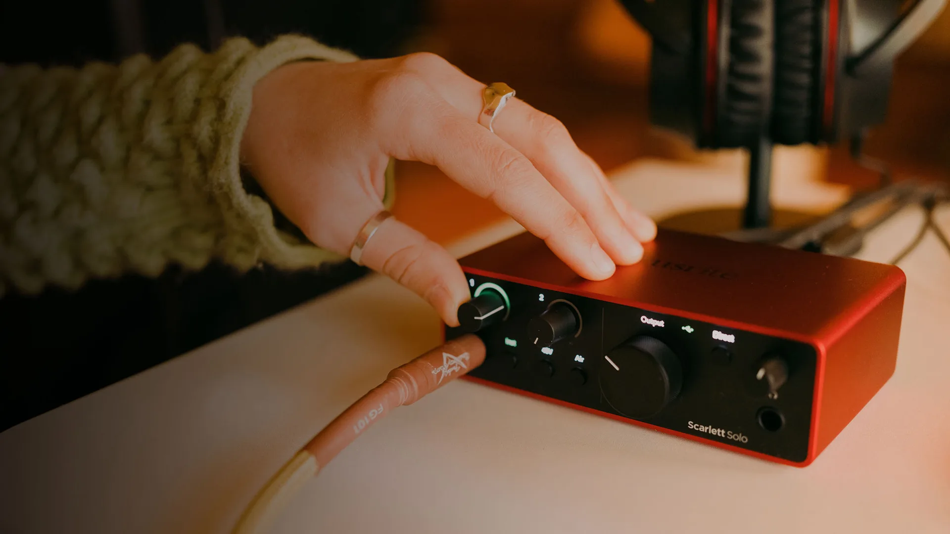 Sound card Focusrite Scarlett 4i4 4rd (Gen) - Sound card thu âm