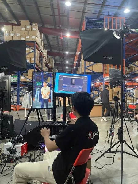 Team kỹ thuật Pustudio trực livestream