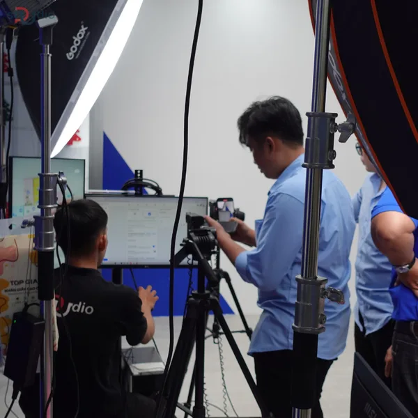 setup-livestream-noi-ngoai-that-inox-nhua-thuong-hieu-qui-phuc